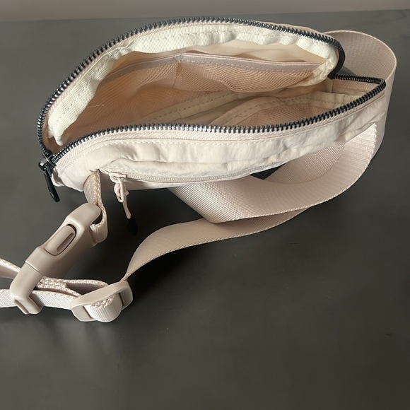 Women’s beige adjustable belt bag- unpackaged but never used. - Picture 5 of 6